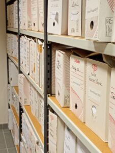 Vue d'archives rang&eacute;e en &eacute;tag&egrave;re