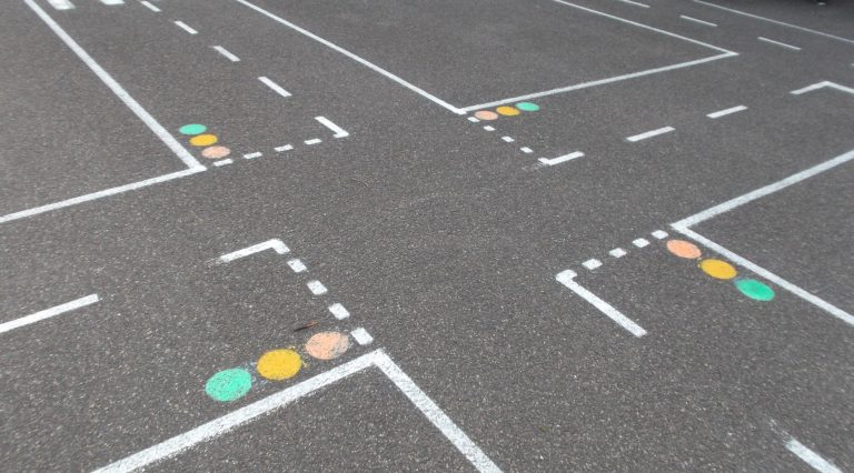 Signalisation maréque au sol pour une cour d'école