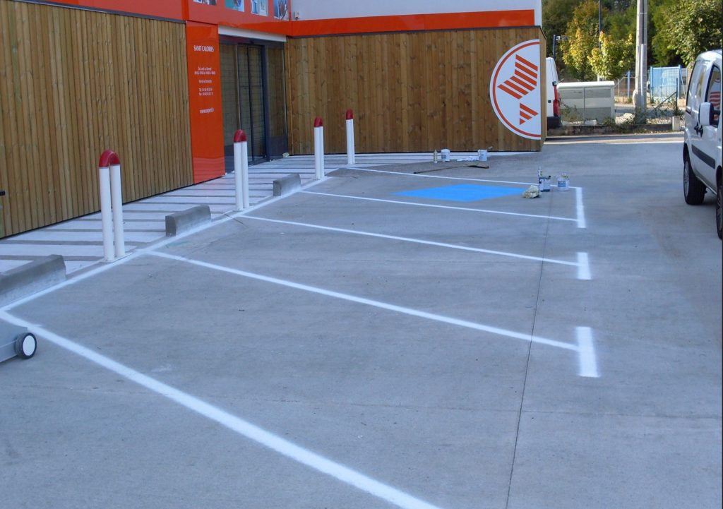 Marquage au sol sur parking ou voirie