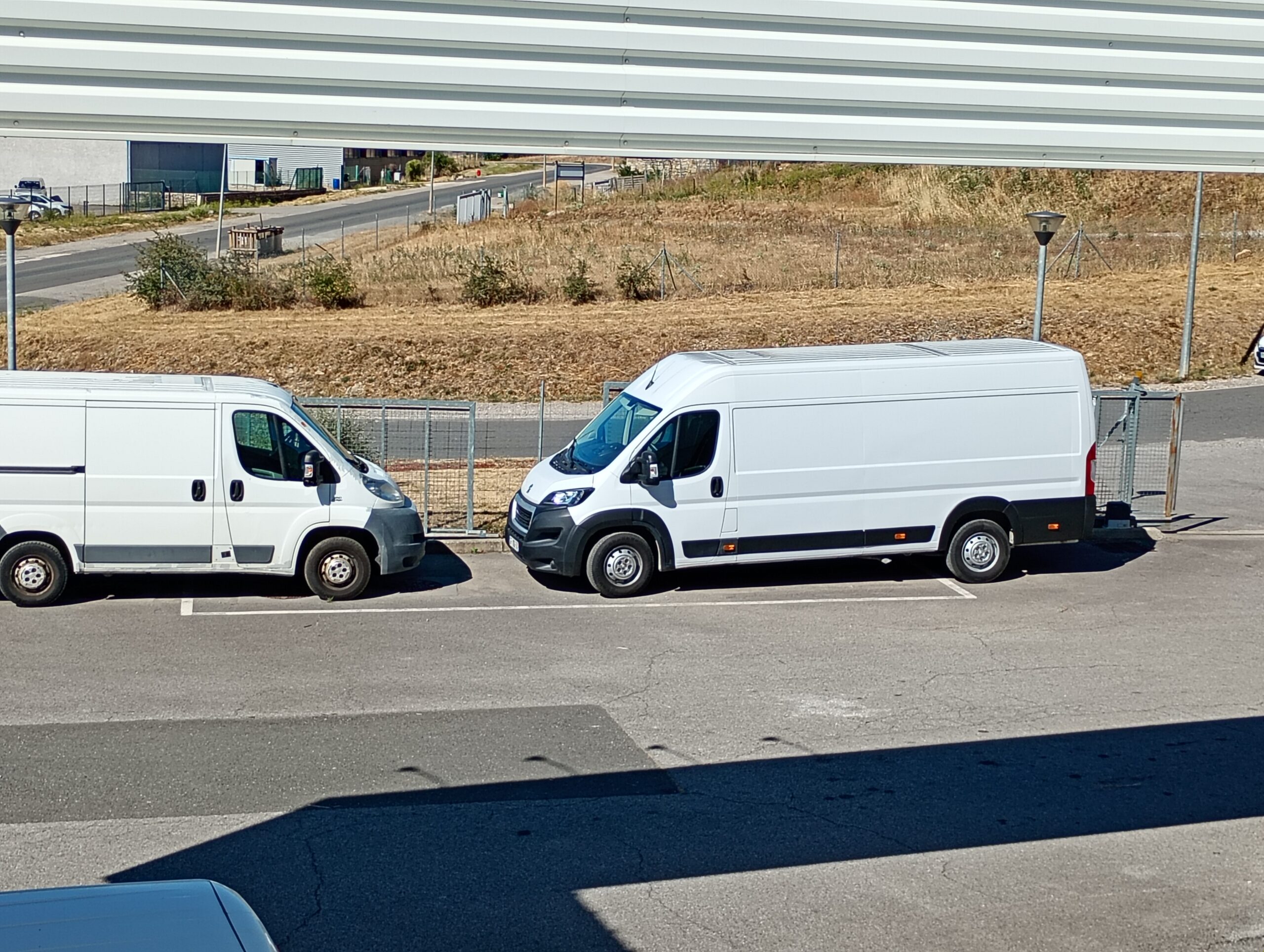 Camion boxer allongé facilitant les prestations de manutations et de collecte